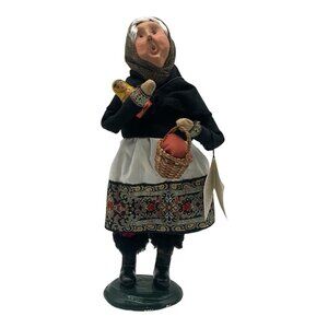 Byers Choice 2001 Caroler Baboushka Russian Christmas Legend w Basket and Doll